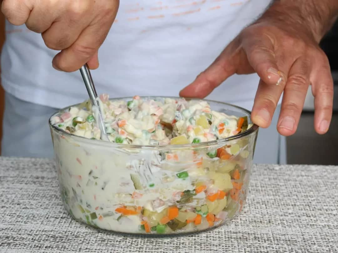 Bezpieczne zalewanie sałatki jarzynowej – prosty sposób na domowe przetwory