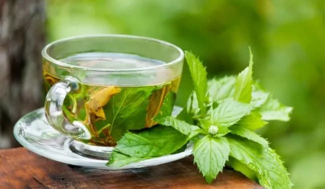 Bezpieczne herbaty dla mam karmiących. Unikaj zagrożeń dla siebie i dziecka