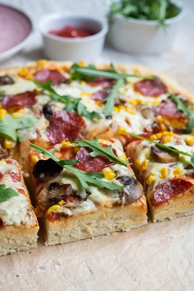 Pyszna pizza domowa na grubym cieście. Prosty przepis krok po kroku