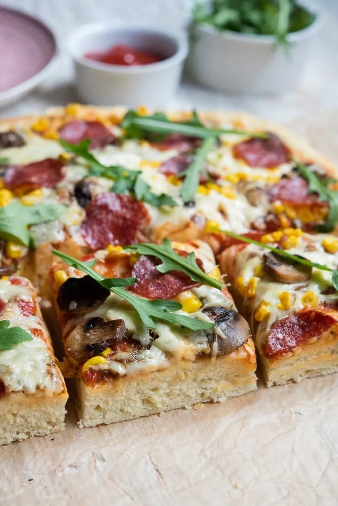 Pyszna pizza domowa na grubym cieście. Prosty przepis krok po kroku