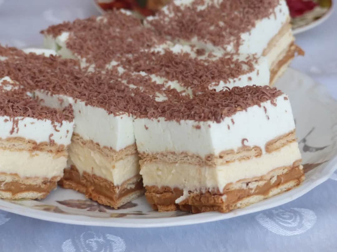 Pyszne ciasto z herbatników bez pieczenia w 15 minut. Prosty przepis krok po kroku