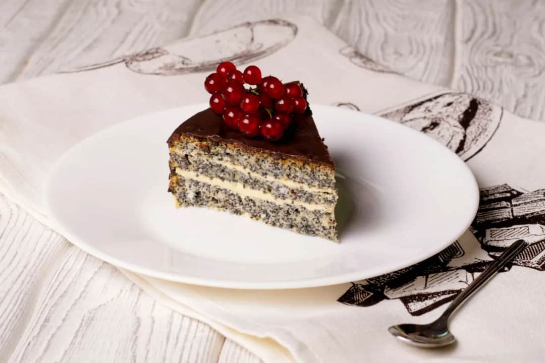 Pyszne ciasto z makiem i kremem. Prosty przepis na tradycyjny deser