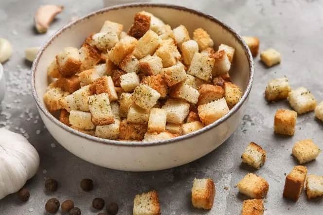 Chrupiące grzanki do sałatki: prosty przepis na idealne dodatki w 3 minuty