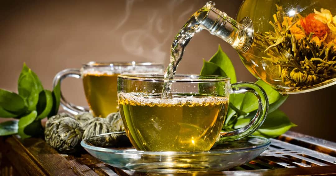 W jakiej temperaturze parzyć herbatę? Poznaj sekrety smaku