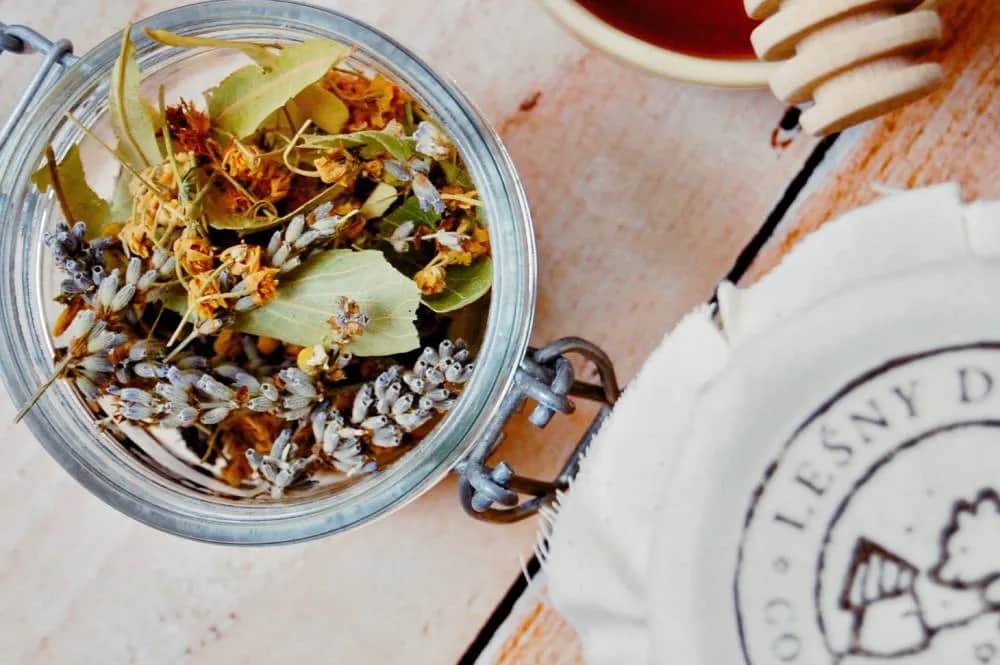 Miód w herbacie: Uważaj! Zła temperatura niszczy wszystkie wartości odżywcze