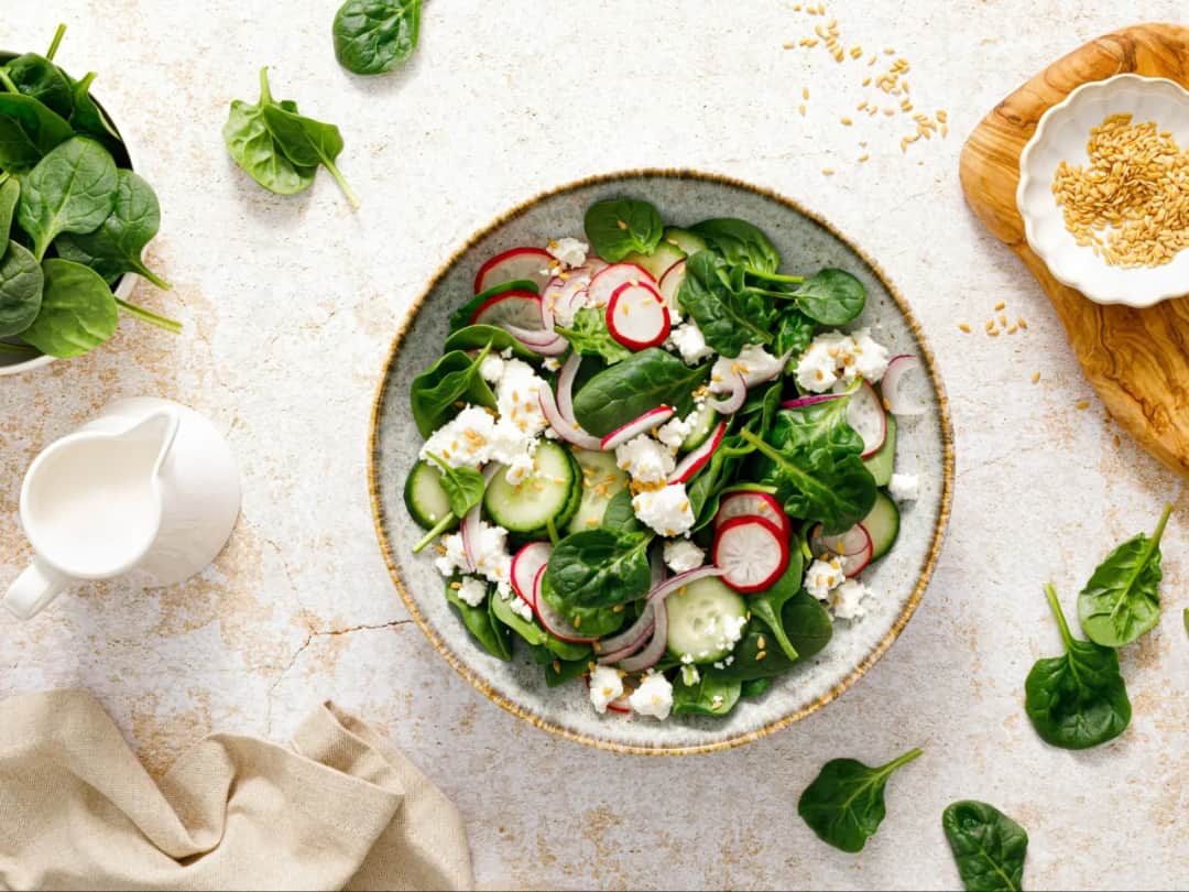 Prosta sałatka warzywna krok po kroku. Zdrowe i pyszne danie w 10 minut