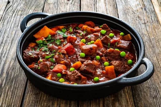 Pyszny gulasz do placków ziemniaczanych. Prosty przepis krok po kroku, który zachwyci twoich bliskich