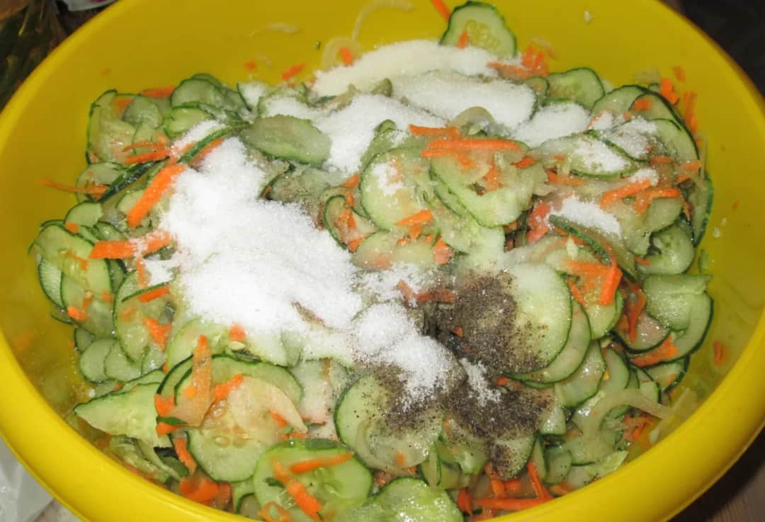 Pyszna sałatka z ogórków w 5 minut. Prosty przepis, który zachwyci każdego!