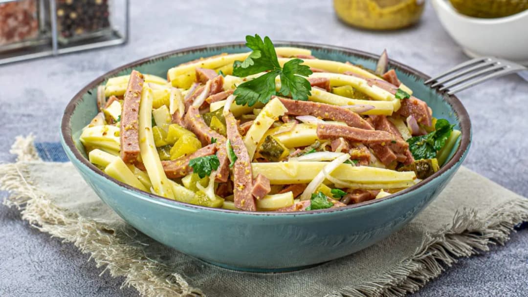 Idealne sałatki do żeberek, które zachwycą każdego gościa