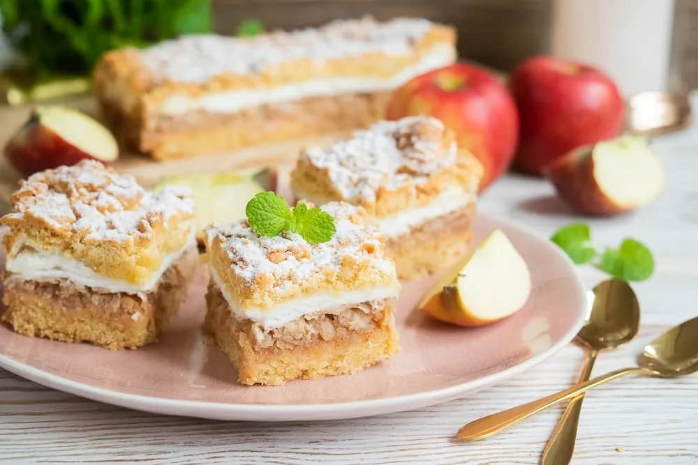 Pyszna szarlotka na kruchym cieście - łatwy przepis krok po kroku