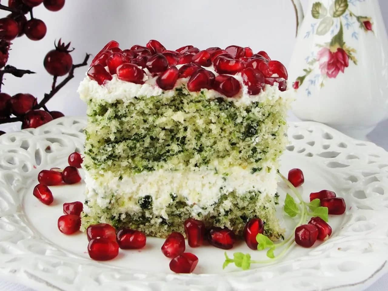 Przepis na ciasto szpinakowe z granatem, które zachwyci smakiem