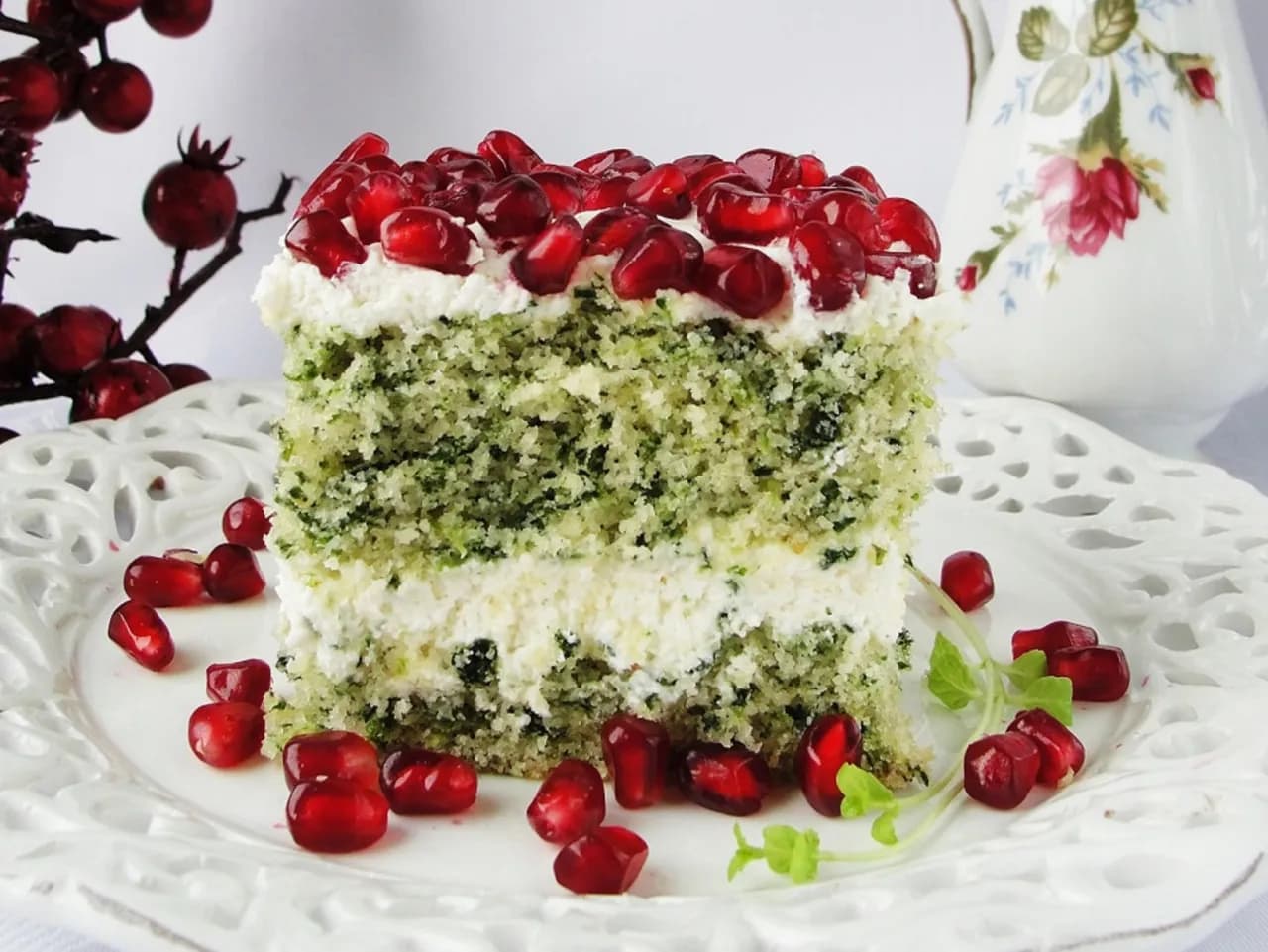 Przepis na ciasto szpinakowe z granatem, które zachwyci smakiem