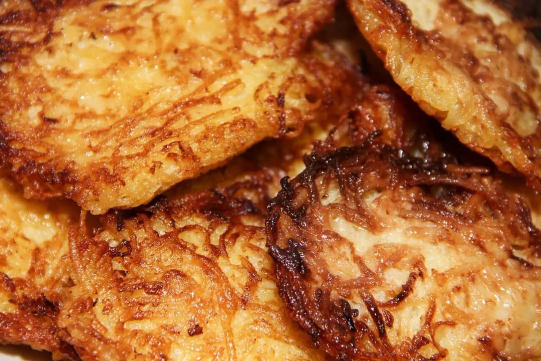 Jak podgrzać placki ziemniaczane? Sprawdzone sposoby na chrupiące danie bez utraty smaku