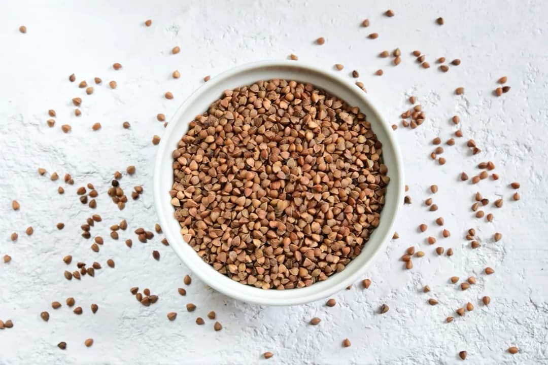 Kasza gryczana ile kalorii: zaskakujące różnice między surową a ugotowaną Kasza gryczana ile kalorii: zaskakujące różnice między surową a ugotowaną