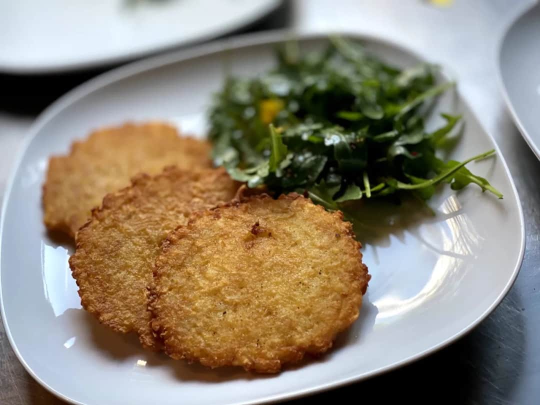 Fascynująca historia placków ziemniaczanych: skąd naprawdę się wzięły?