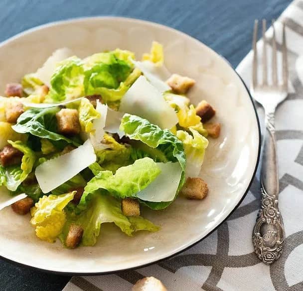 Prosty przepis na oryginalny sos cezar. Zaskakująco łatwy sposób na idealny smak